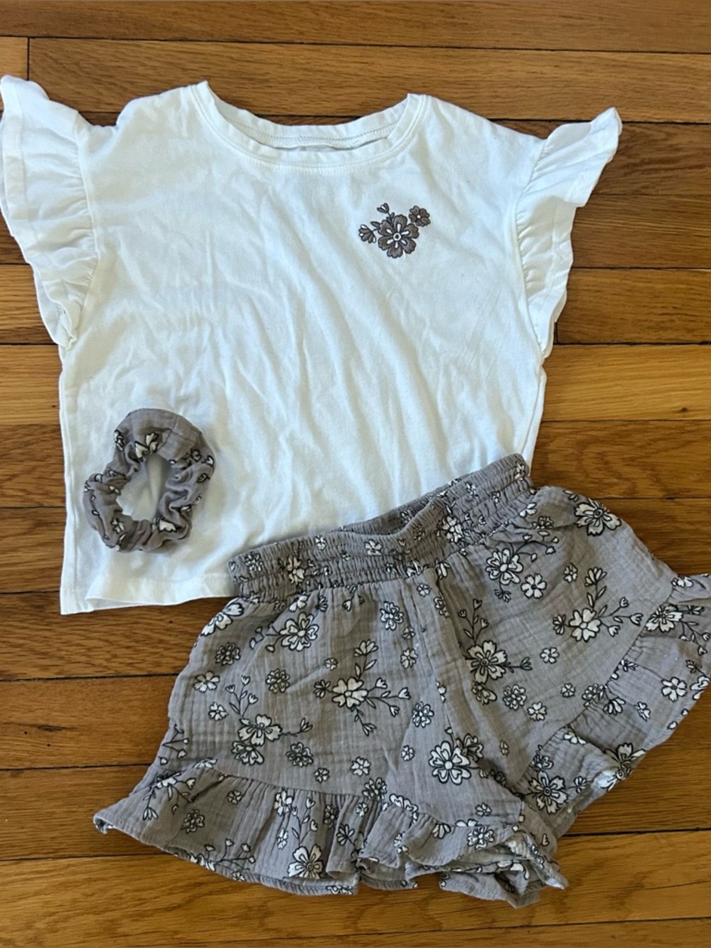 BearPaw Ecru Tee with Gray Floral Shorts and Matching Scrunchie Girls Size 6x